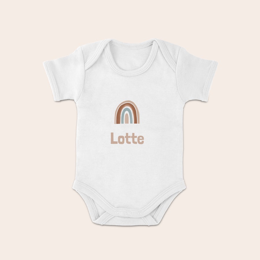 Baby Body bedrucken Weißer Babybody bedruckt mit dem Namen Lotte in Braun und einem Regenbogen in Braun und Blau