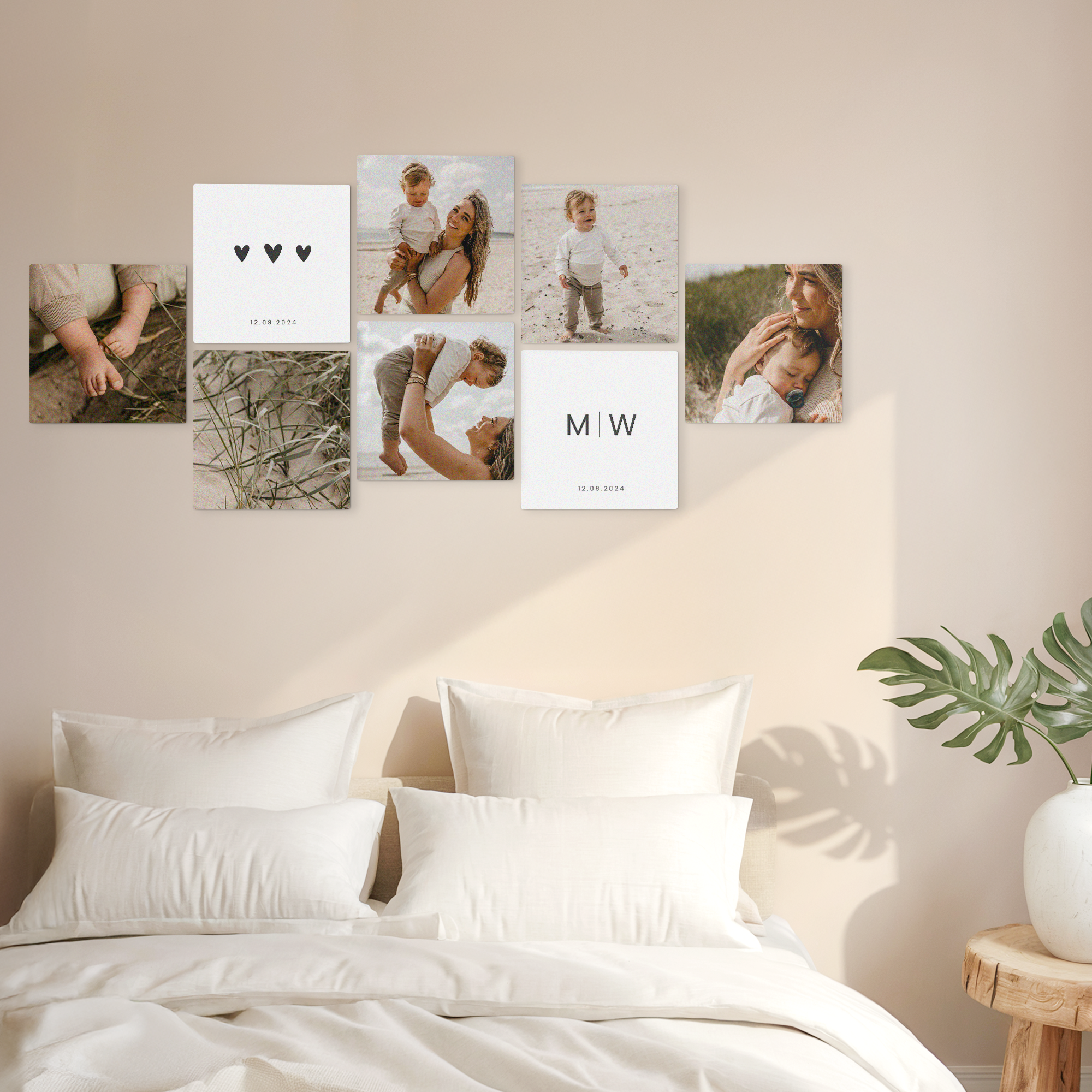 Decorează-ți peretele cu panouri decorative din lemn personalizate cu fotografii, un design minimalist cu inițiale și dată și un design cu trei inimioare negre.