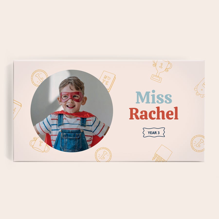 Chocolate kinder personalizado Caja de bombones Kinder personalizada con foto de un niño disfrazado de superhéroe y el texto "Miss Rachel Year 3" impreso.