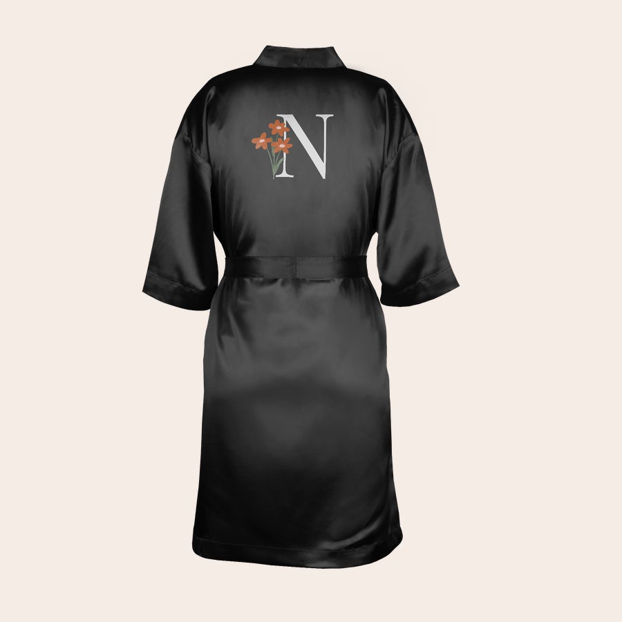 Personaliziran kimono Črni personaliziran kimono s potiskano črko N in rožami