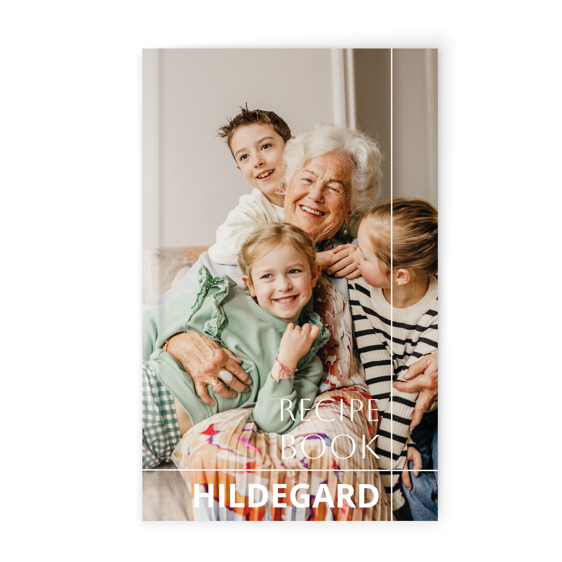 Personalisiertes Notizbuch mit Foto einer lächelnden Oma und drei Enkeln, bedruckt mit dem Text Recipe Book und dem Namen HILDEGARD