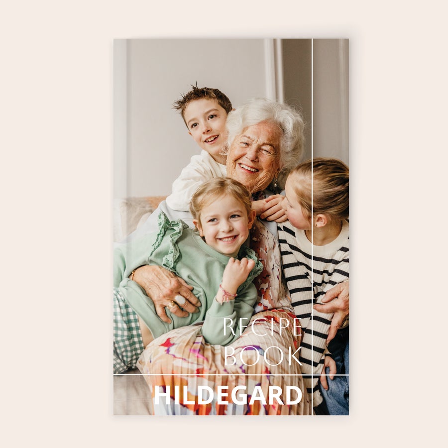Notizbuch bedrucken Personalisiertes Notizbuch mit Foto einer lächelnden Oma und drei Enkeln, bedruckt mit dem Text Recipe Book und dem Namen HILDEGARD
