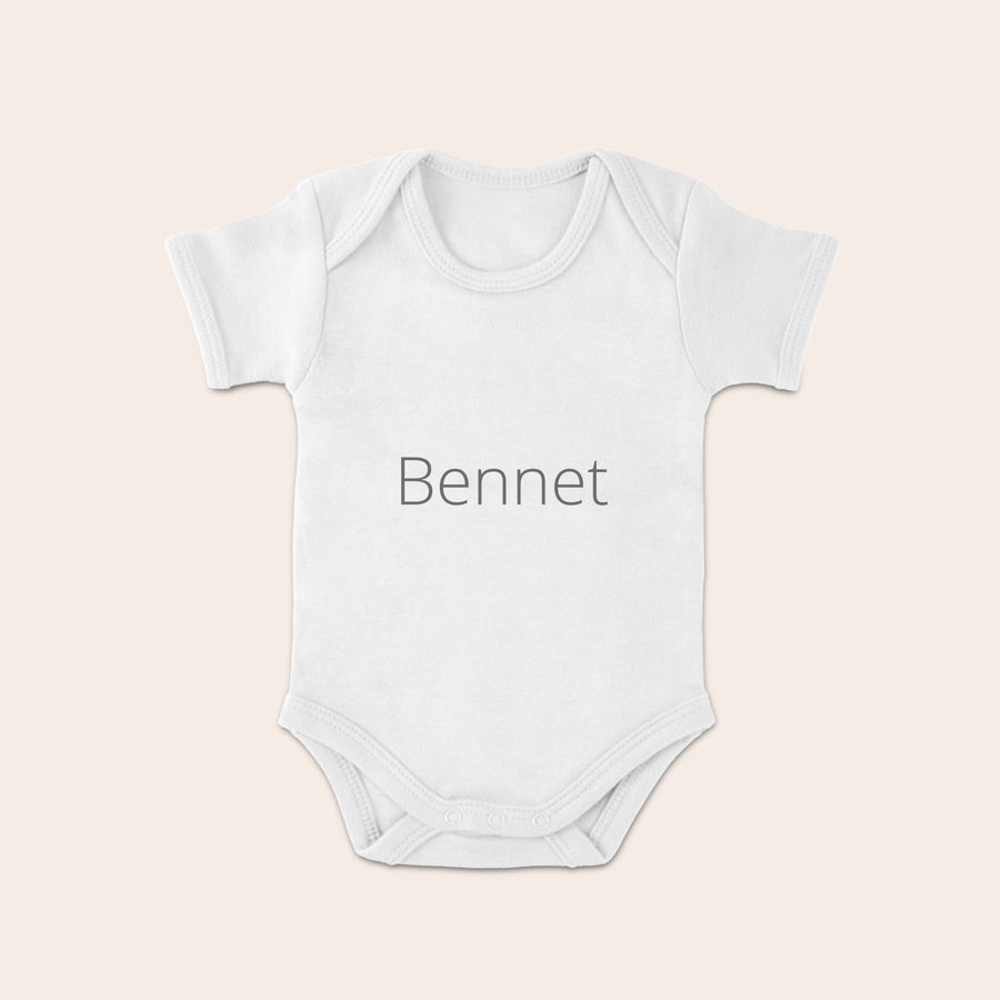 Baby Body bedrucken Weißer Babybody bedruckt mit dem Namen Bennet, um einen originellen Babybody bedrucken zu lassen.