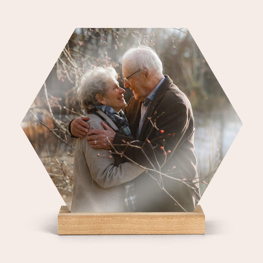 Panel de madera con foto Mosaico de fotos hexagonal con una imagen personalizada de una pareja de ancianos abrazándose, montado en una base de madera.