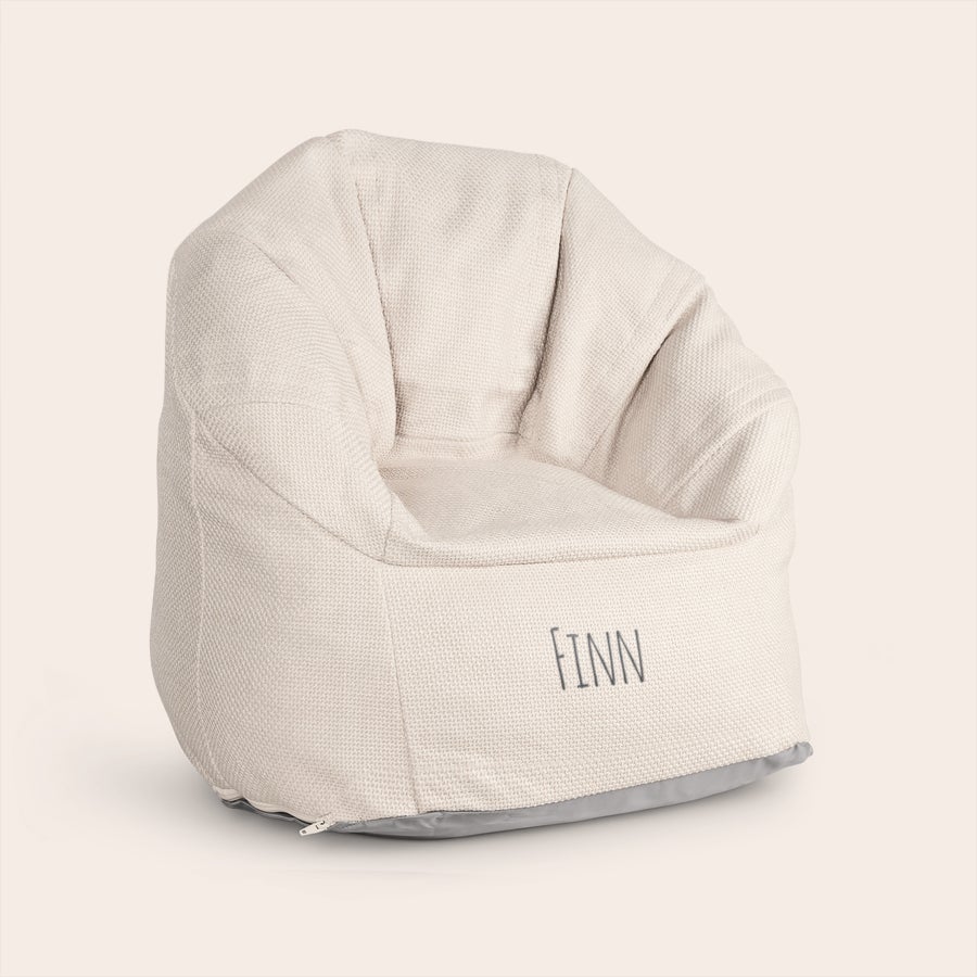 Lasten tuoli nimellä Lasten hieno tuoli yksilöllisellä FINN-nimellä brodeerattuna kankaaseen.