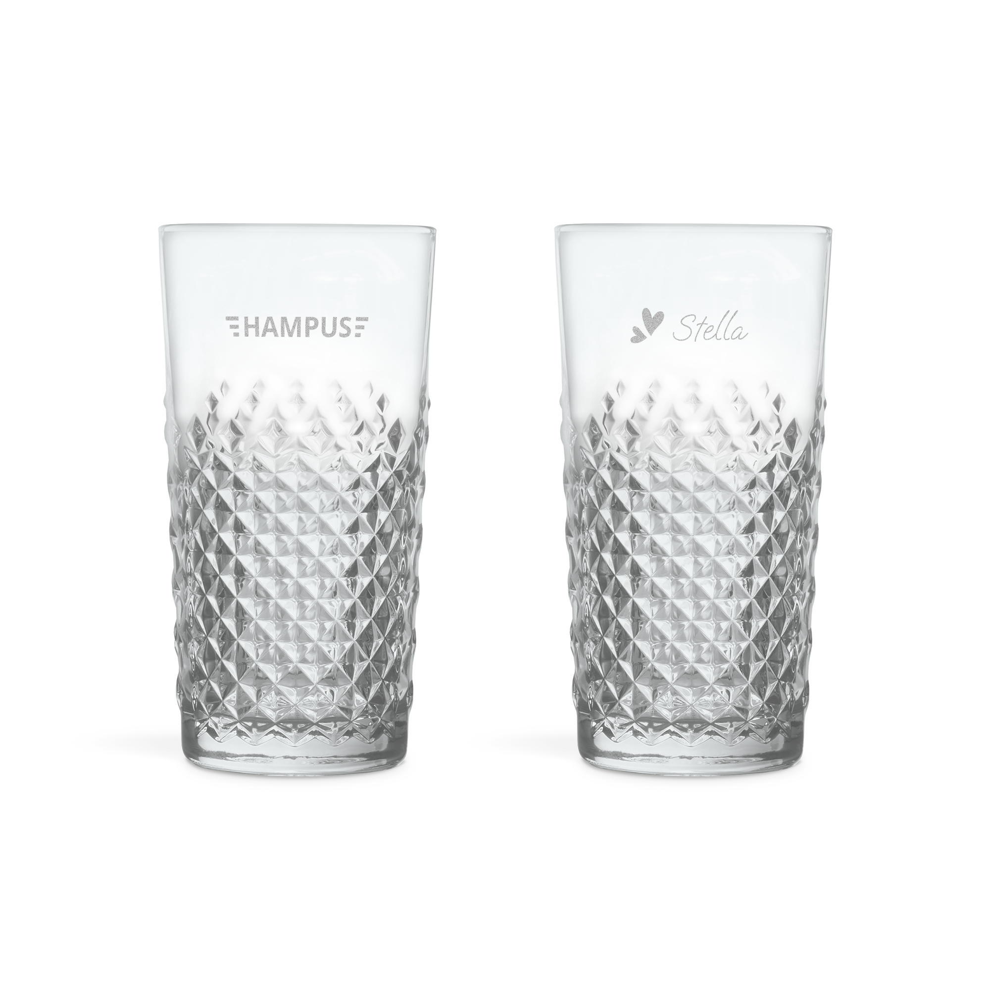 Två mörka mojitoglas med reliefmönster, graverade med namnen Hampus och Stella och små hjärtan.