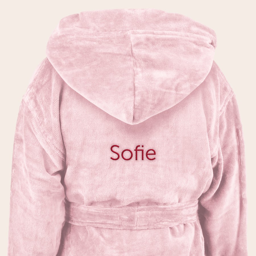 Badjas kind met naam Roze kinderbadjas met capuchon, geborduurd met de naam Sofie in rood.