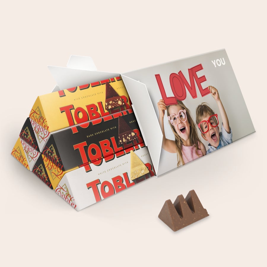 Toblerone med navn Denne personlige XL Toblerone Selection sjokoladebaren er en stor overraskelse, med ni Toblerone-barer i en eske med eget bilde og teksten Love You.
