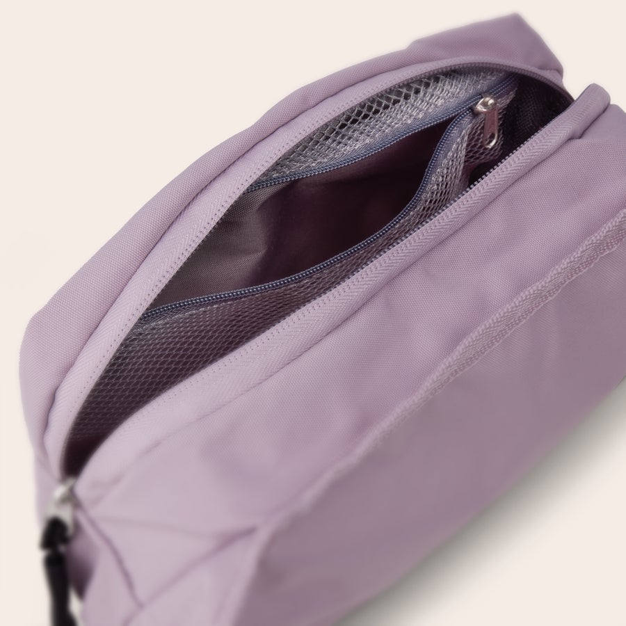 Bæltetaske med eget design Lilla personlig bumbag med åben lynlås og netlomme til at holde dine ejendele ved hånden