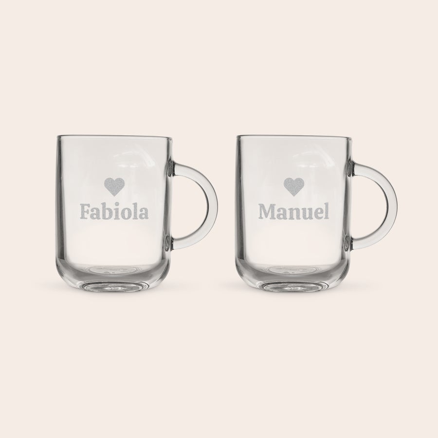 Te glas To gennemsigtige glastekrus med "Fabiola" og "Manuel" og et hjerte indgraveret, design dit eget te krus med eget print på kopper.