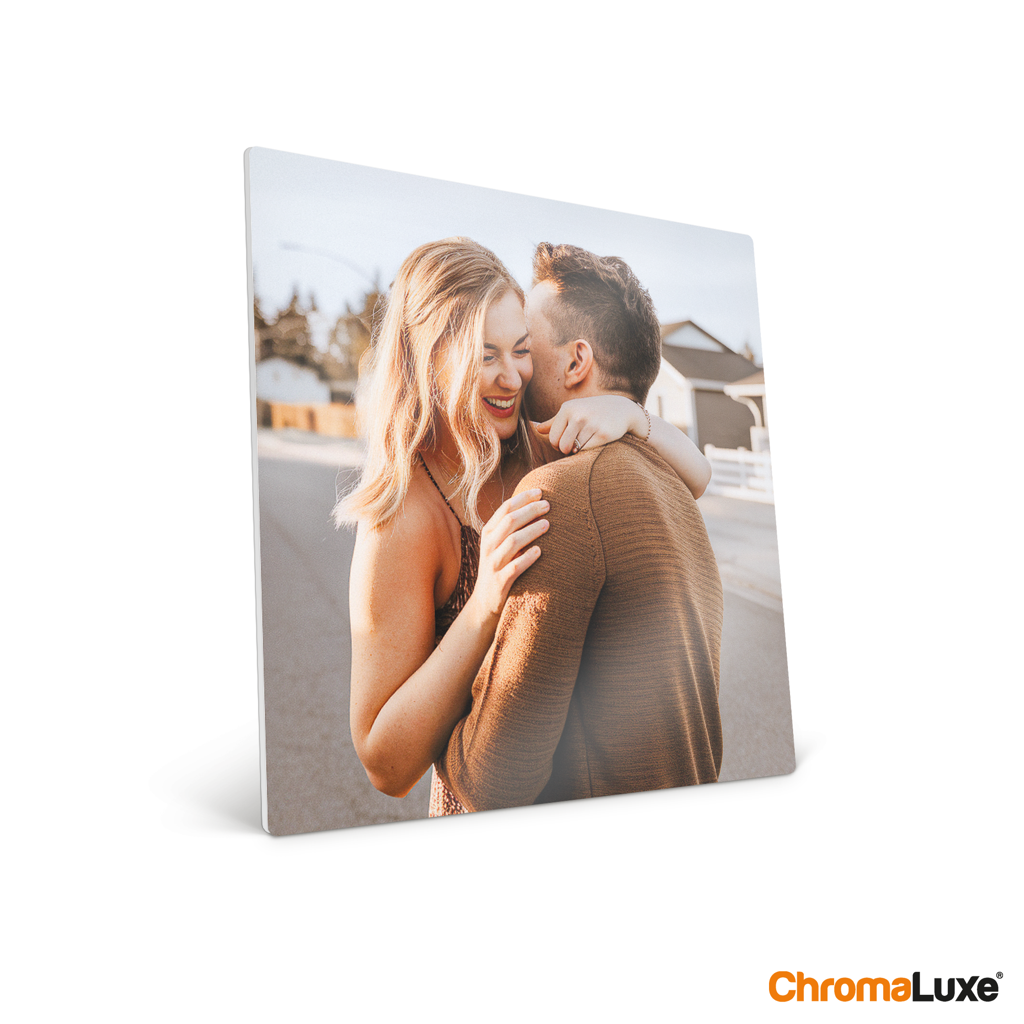 Cadre photo personnalisé ChromaLuxe en aluminium imprimé avec la photo dun couple souriant