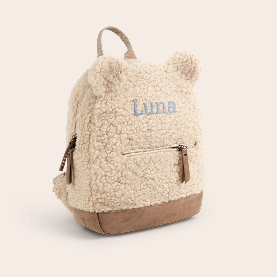 Personlig bamse rygsæk Blød cremefarvet børnerygsæk med bamseører, broderet navnet Luna og lynlåse med læderstropper