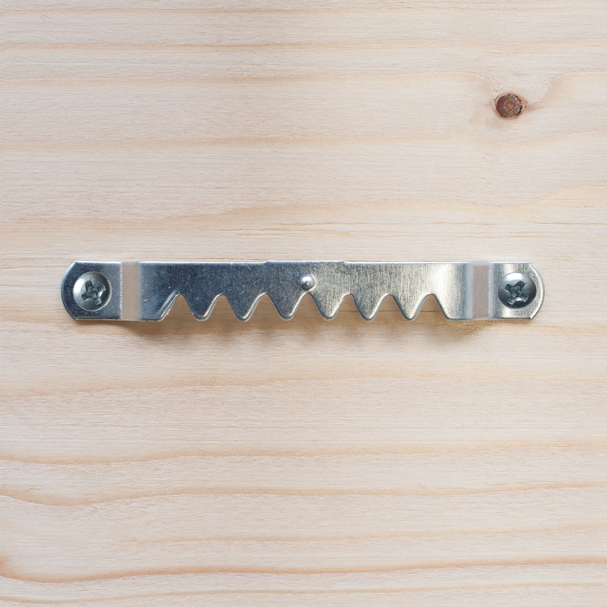 Close-up van een zaagtandhanger op gepersonaliseerd vurenhout met foto op hout bedrukt