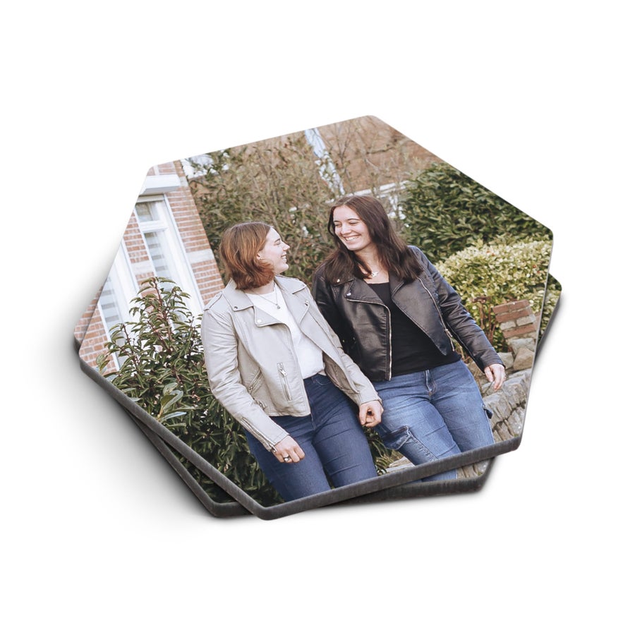 Zwei achteckige personalisierte Untersetzer mit Foto von lachenden Frauen zum Schutz jeder Oberfläche