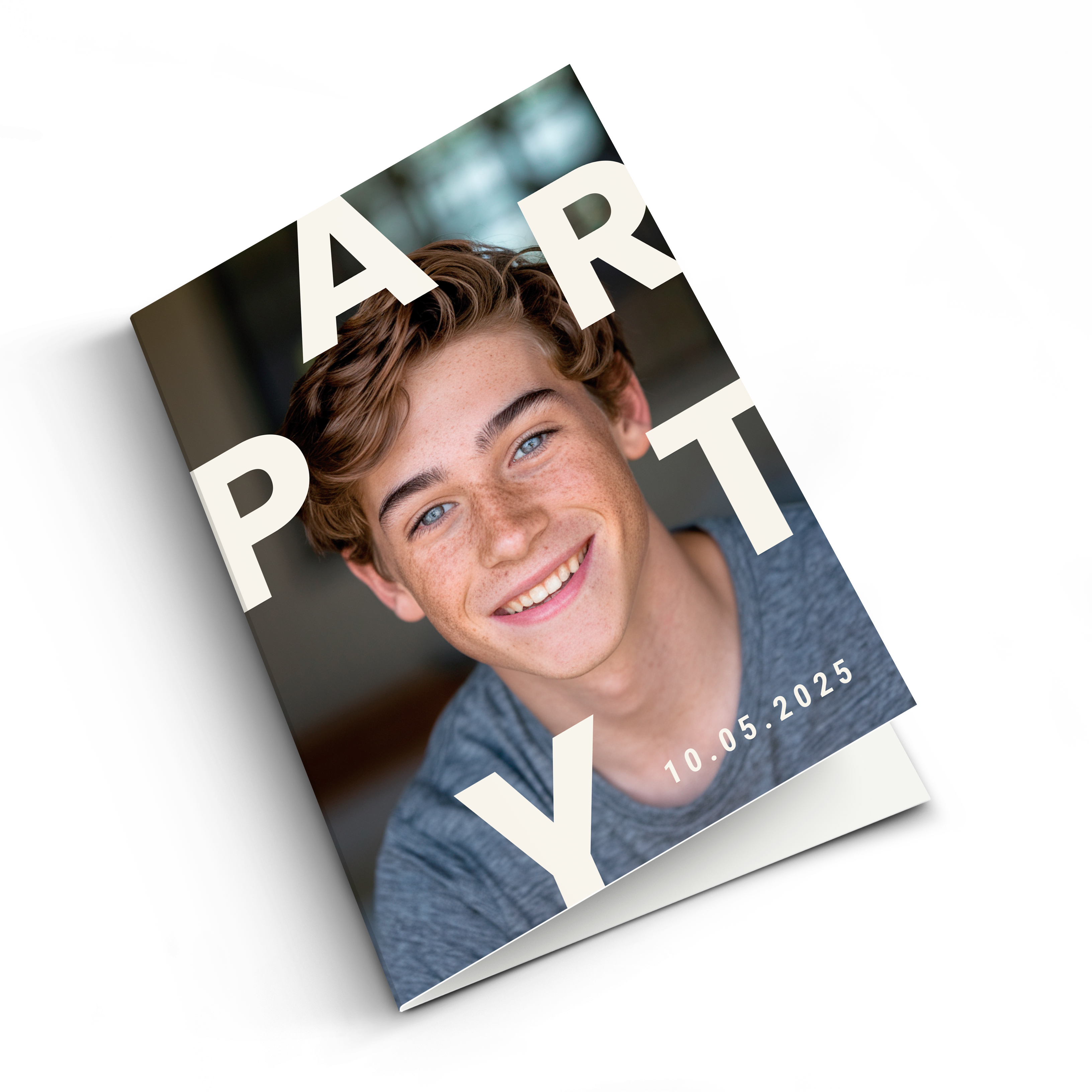 Biglietto pieghevole personalizzato stampato con foto di un ragazzo sorridente e la data 10.05.2025. Fai le congratulazioni al comunicando con questo bel biglietto!