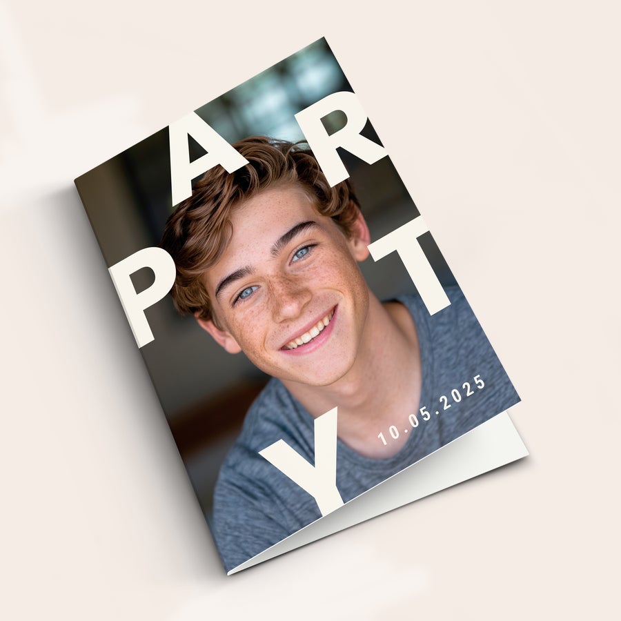 Carte de împărtășanie - M - Verticală Felicitati comunicantul cu un card personalizat cu fotografia unui băiat zâmbitor, textul "PARTY" și data 10.05.2025.