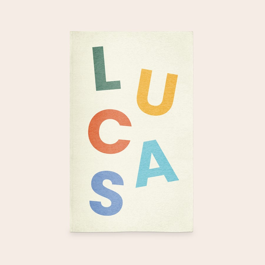 Hrací podložka s potiskem Personalizovaná hrací podložka se jménem "LUCAS" vytištěným barevnými písmeny pro speciální hraní