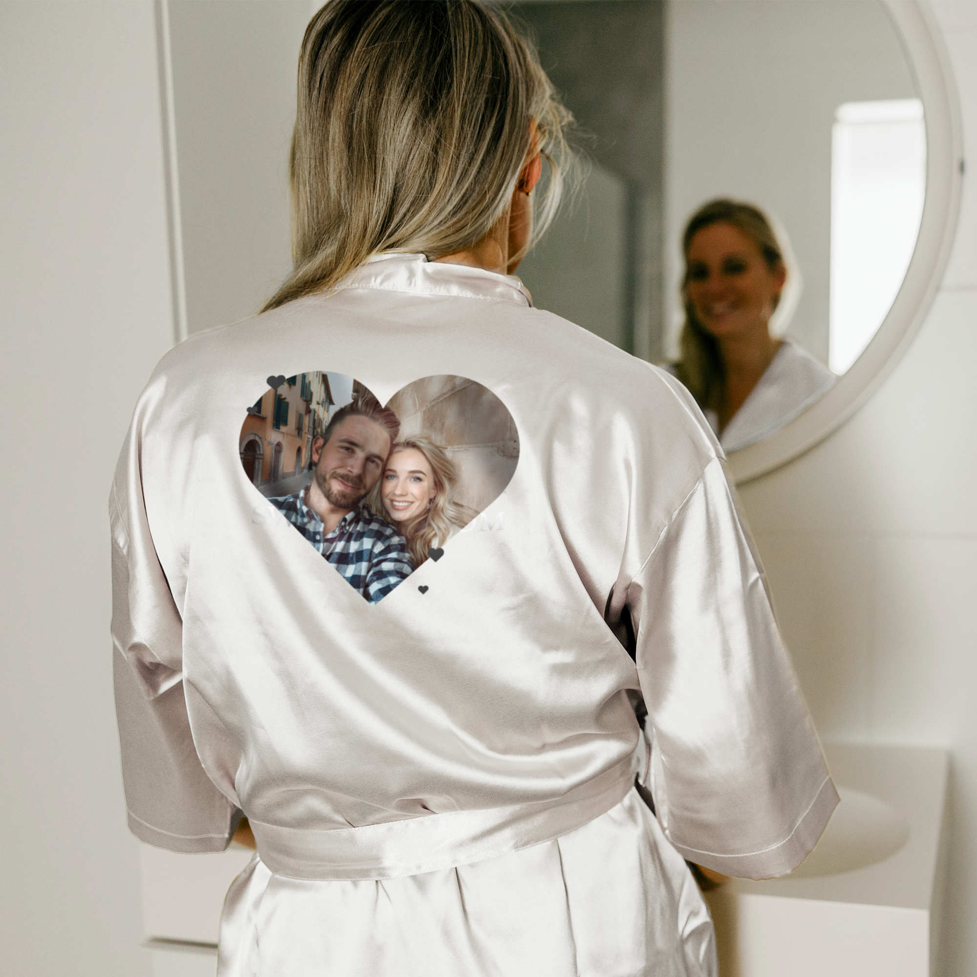 Kimono personalizat crem cu o poză imprimată în formă de inimă pe spate