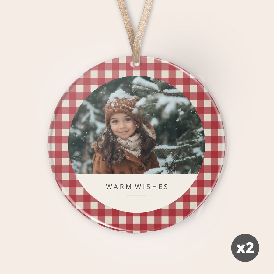Gepersonaliseerde plexiglas kersthangers Ronde gepersonaliseerde plexiglas kersthanger met geruit patroon, foto van meisje en tekst "WARM WISHES".
