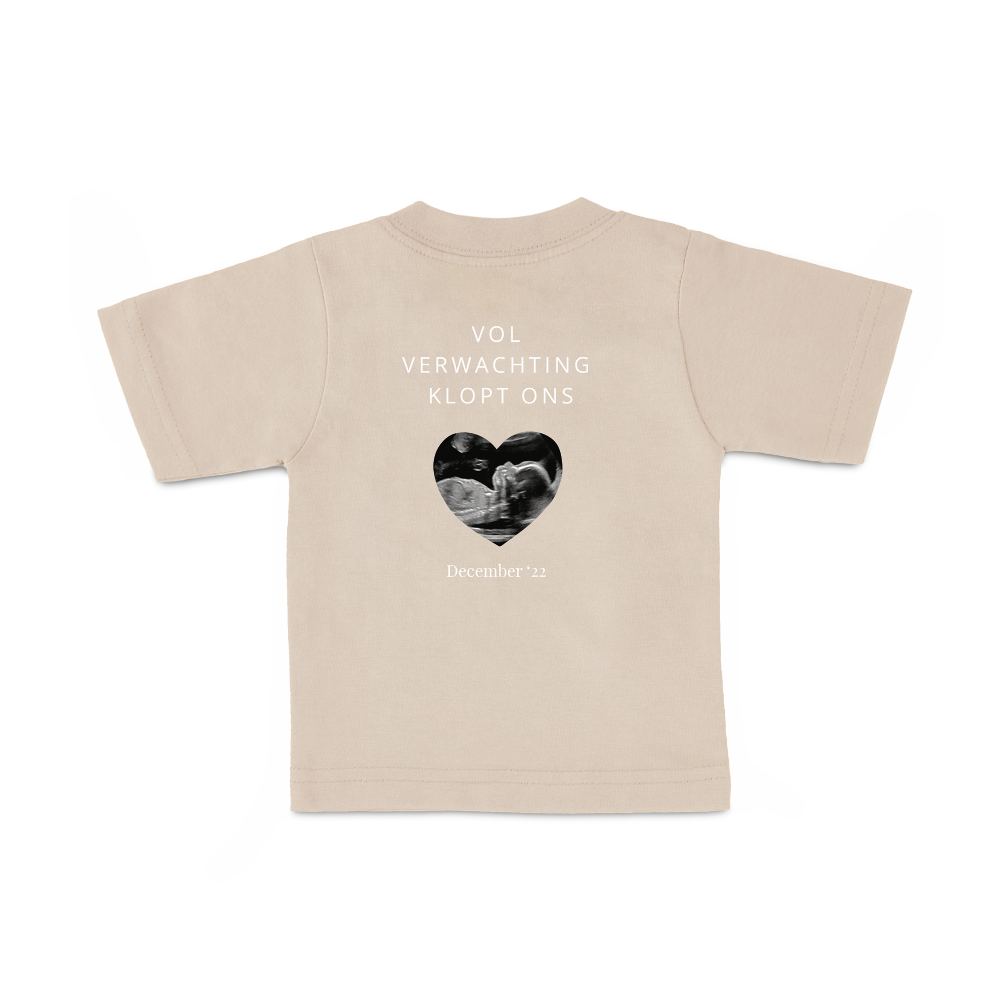 Bèbeige baby shirt met naam in een hartvorm, bedrukt met echofoto en de tekst 'VOL VERWACHTING KLOPT ONS' en 'December '22'.