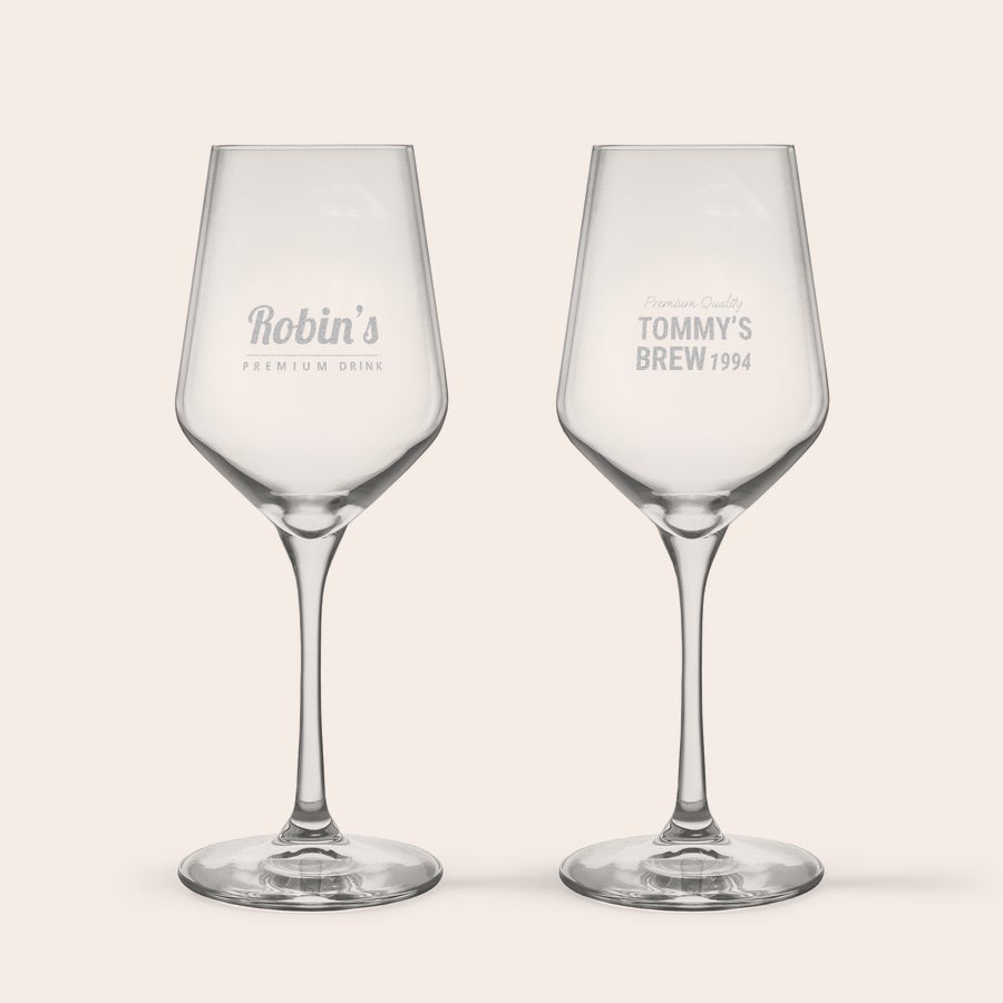 Hvitvinsglass To krystallhvitvinsglass lasergravert med "Robin's Premium Drink" og "Tommy's Brew 1994".