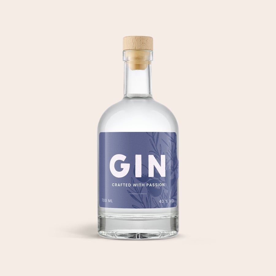 Gin personalizat - YourSurprise O sticlă elegantă de gin, cu etichetă mov pe care scrie GIN, Crafted with Passion, 700 ml și 40% vol.