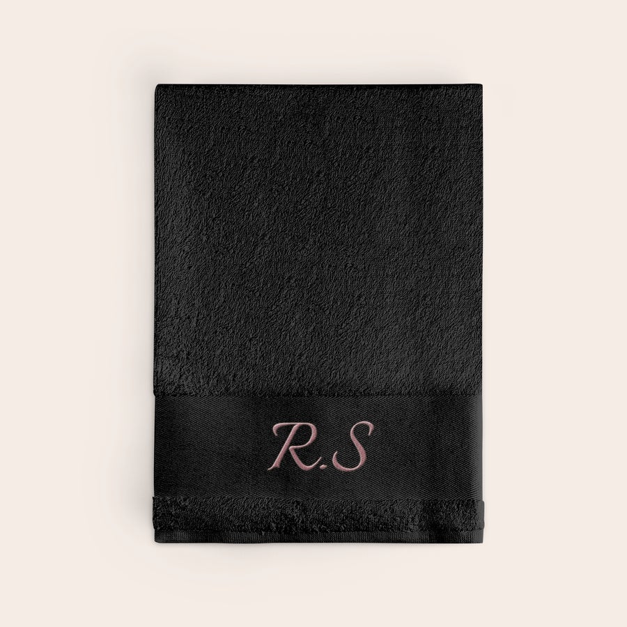 Asciugamano da bagno con testo Asciugamano nero personalizzato ricamato con le iniziali R.S in corsivo rosa salmone