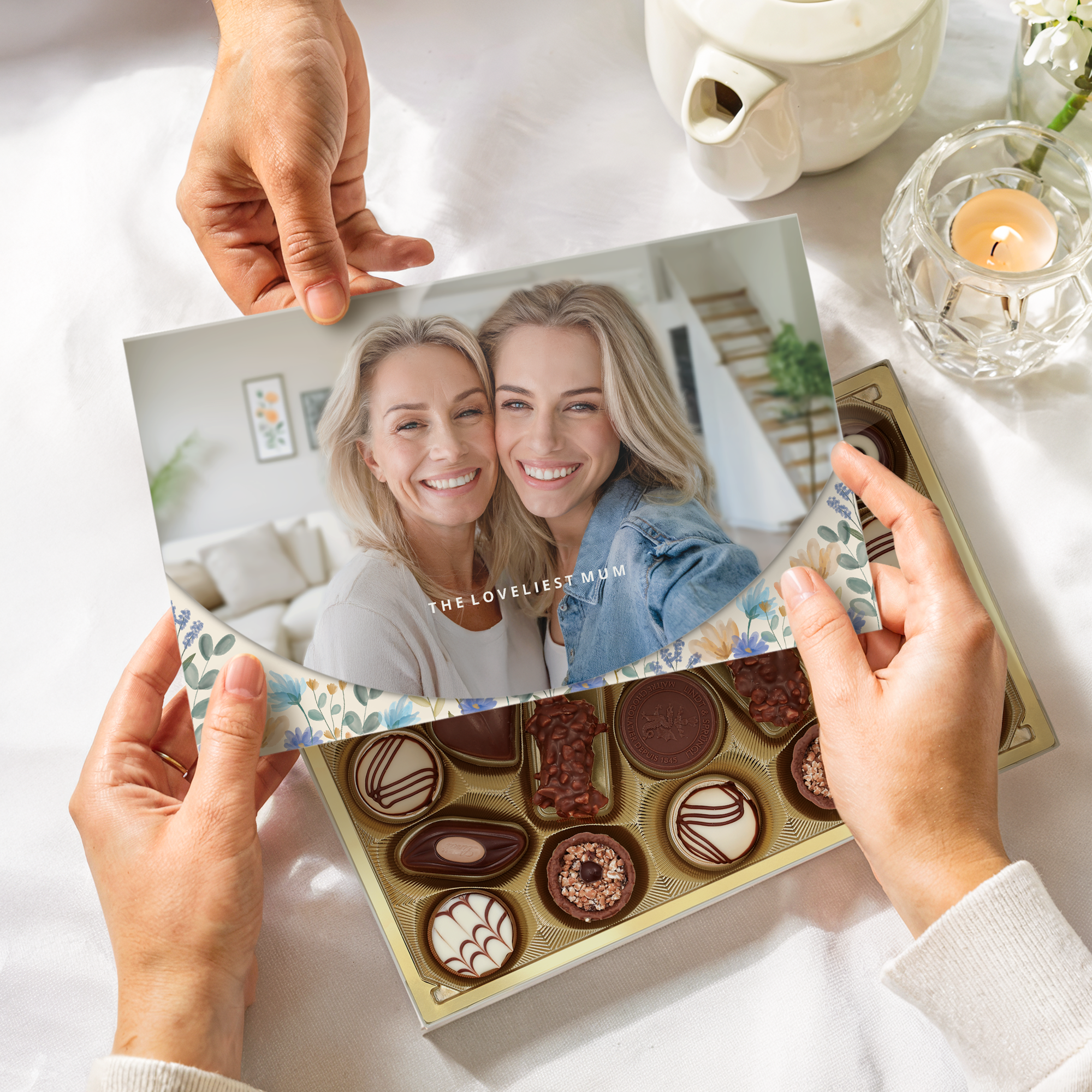 Cutie personalizată de ciocolată cu praline clasice, cu coperta imprimată cu o fotografie și textul The Loveliest Mum.