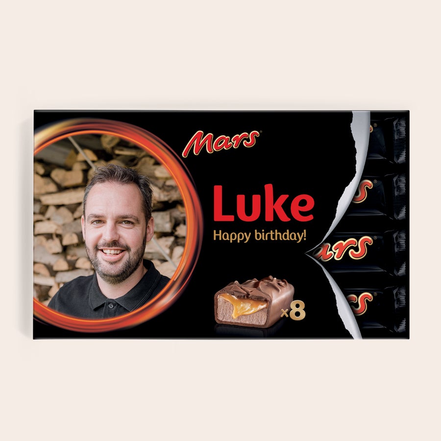 Henkilökohtainen Mars-lahjalaatikko Henkilökohtainen Mars-lahjalaatikko, jossa painettu kuva miehestä, nimi Luke ja teksti Happy birthday