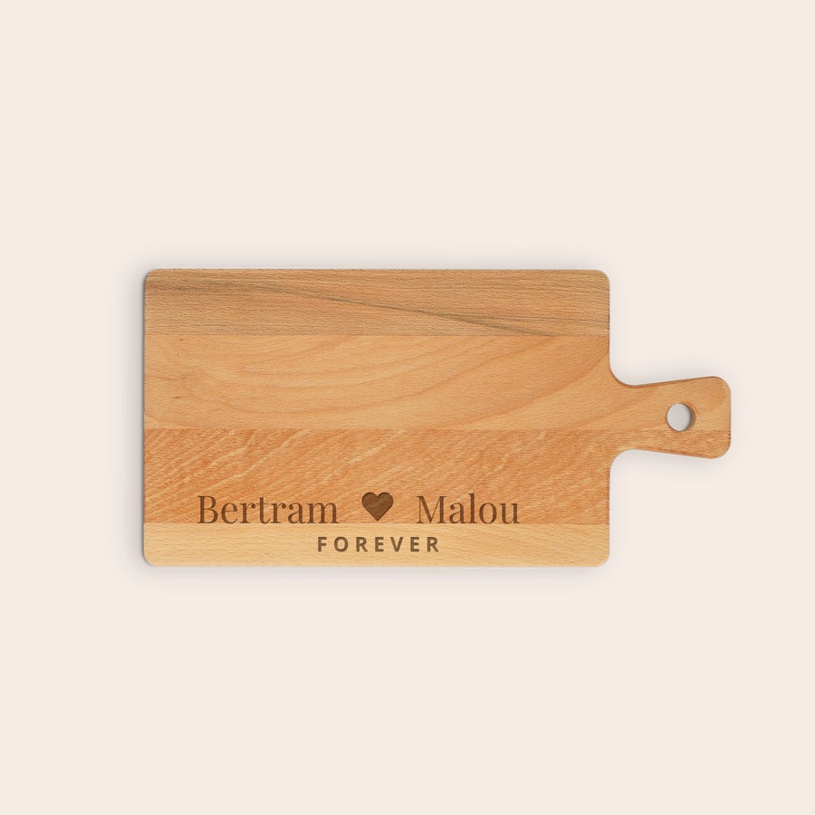 Tapasbræt med Gravering Server dine yndlingssnacks på et personligt træserveringsfad, indgraveret med navnene "Bertram" og "Malou" og teksten "FOREVER".