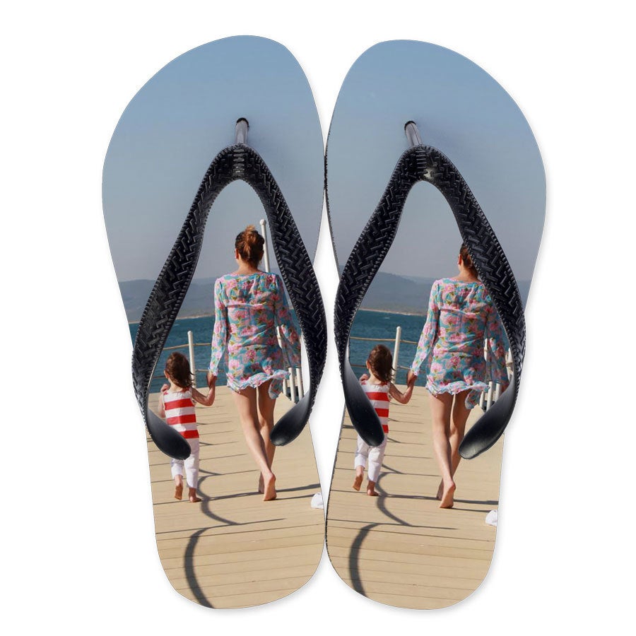 Individuelle Zehensandalen bedruckt mit Foto von Mutter und Kind am Steg als Geschenk