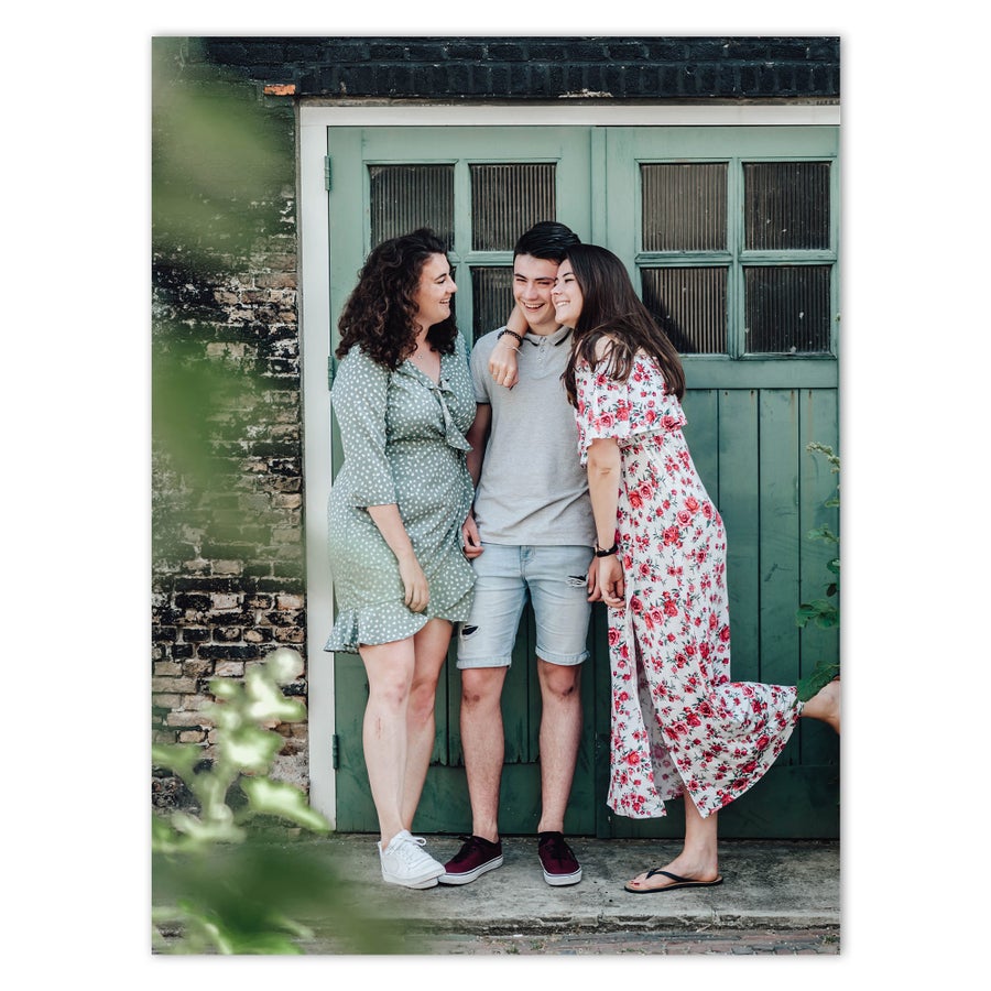 Een persoonlijke fotoposter van drie vrolijke vrienden die lachen en elkaar omhelzen, afgedrukt als mooie herinnering.