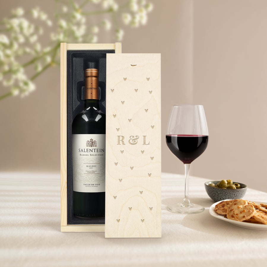Personalizované víno Salentein Malbec Fľaša Salentein Malbec 2021 v personalizovanej drevenej krabici s gravírovanými iniciálami R&L a srdiečkami