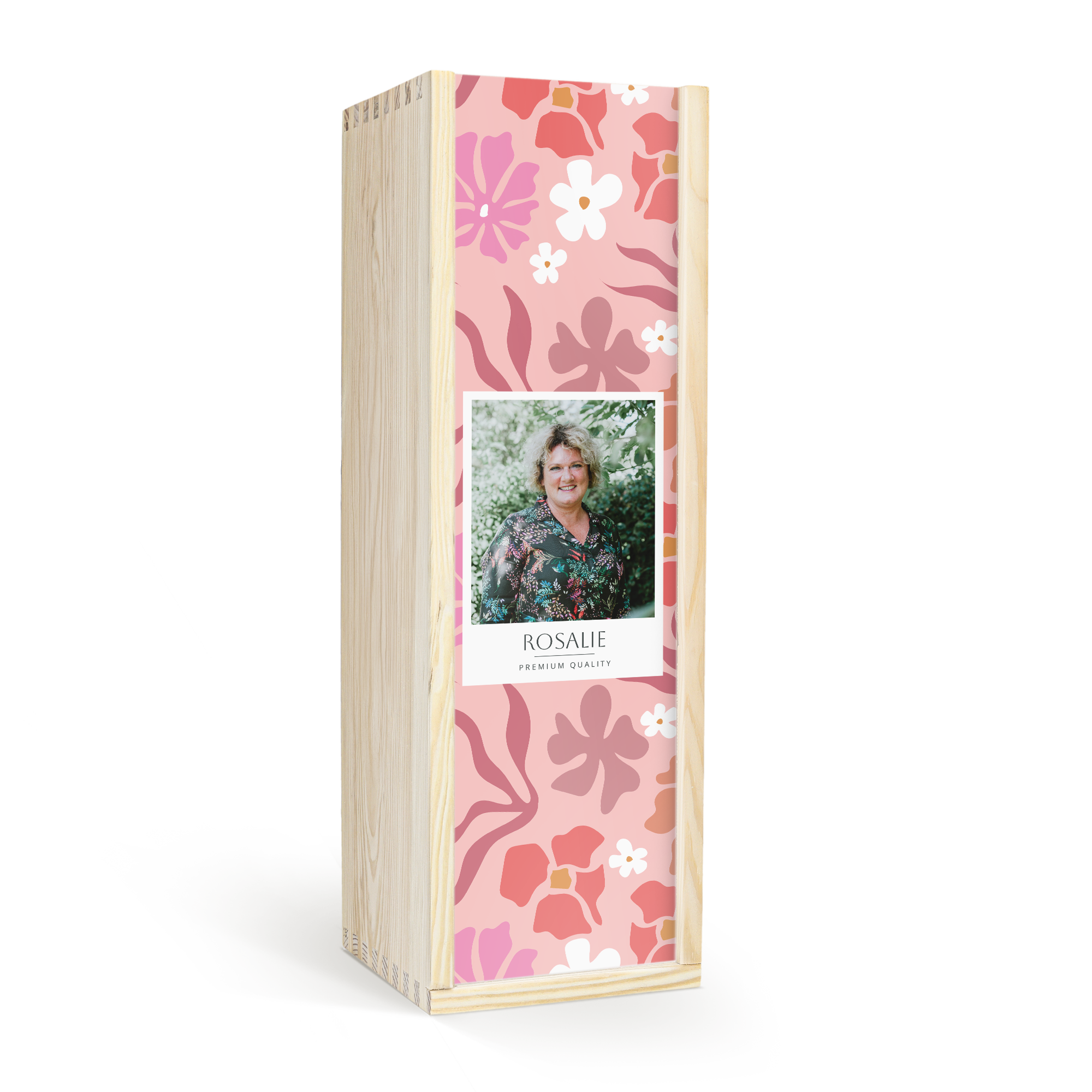 Houten kist met fles port, bedrukt met een foto van Rosalie en een roze bloemenpatroon.