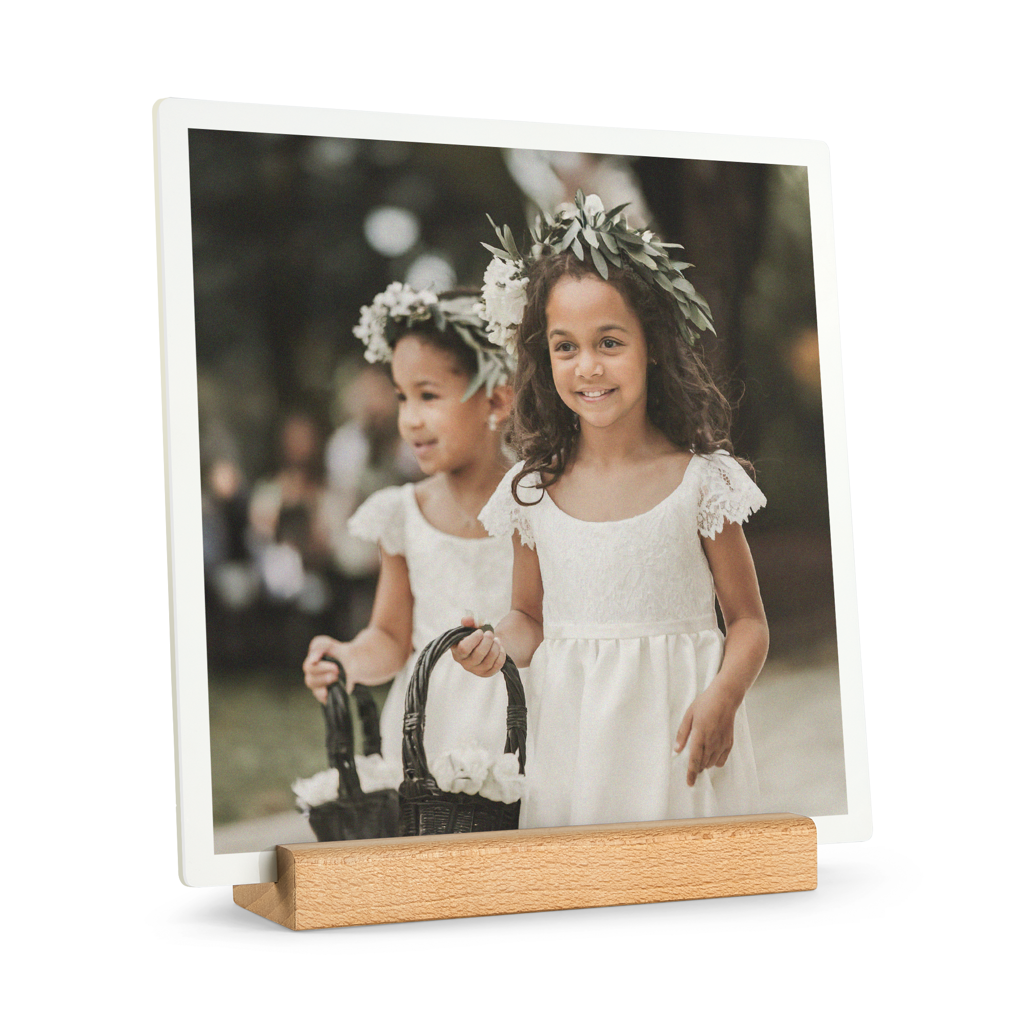 Quadratische Fotofliese aus Holz mit personalisiertem Foto von zwei Mädchen in weißen Kleidern, auf Holzständer