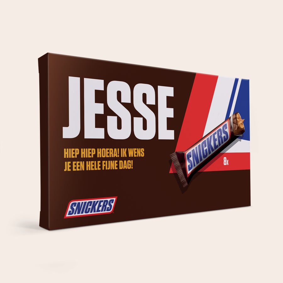 Gepersonaliseerde Snickers Repen Giftbox Snickers Bar Giftbox met naam Jesse en de tekst Hiep hiep hoera ik wens je een hele fijne dag, met 8 Snickers repen