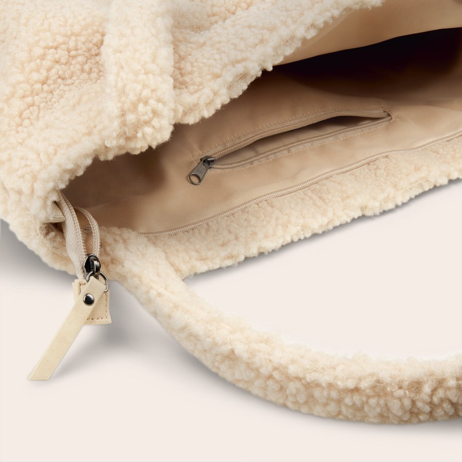 Personlig tilpasset teddyveske Beige teddyveske med glidelås og lyst fôr. Vesken er klar for brodering av navn eller initialer.