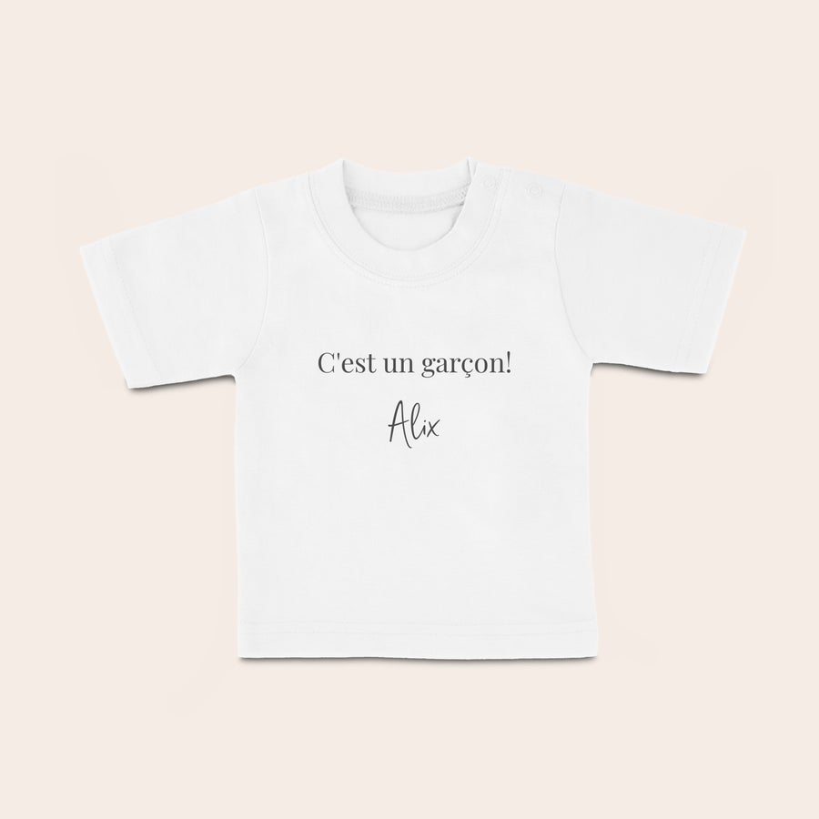 T shirt bébé personnalisé T-shirt bébé blanc imprimé avec le texte "C'est un garçon !" et le prénom Alix, personnalisable avec son prénom