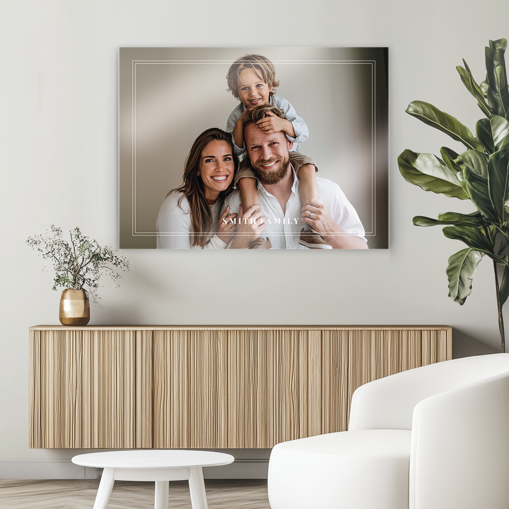 Fotografie acrilică cu portret de familie, personalizată cu textul "SMITH FAMILY" imprimat pe placă.