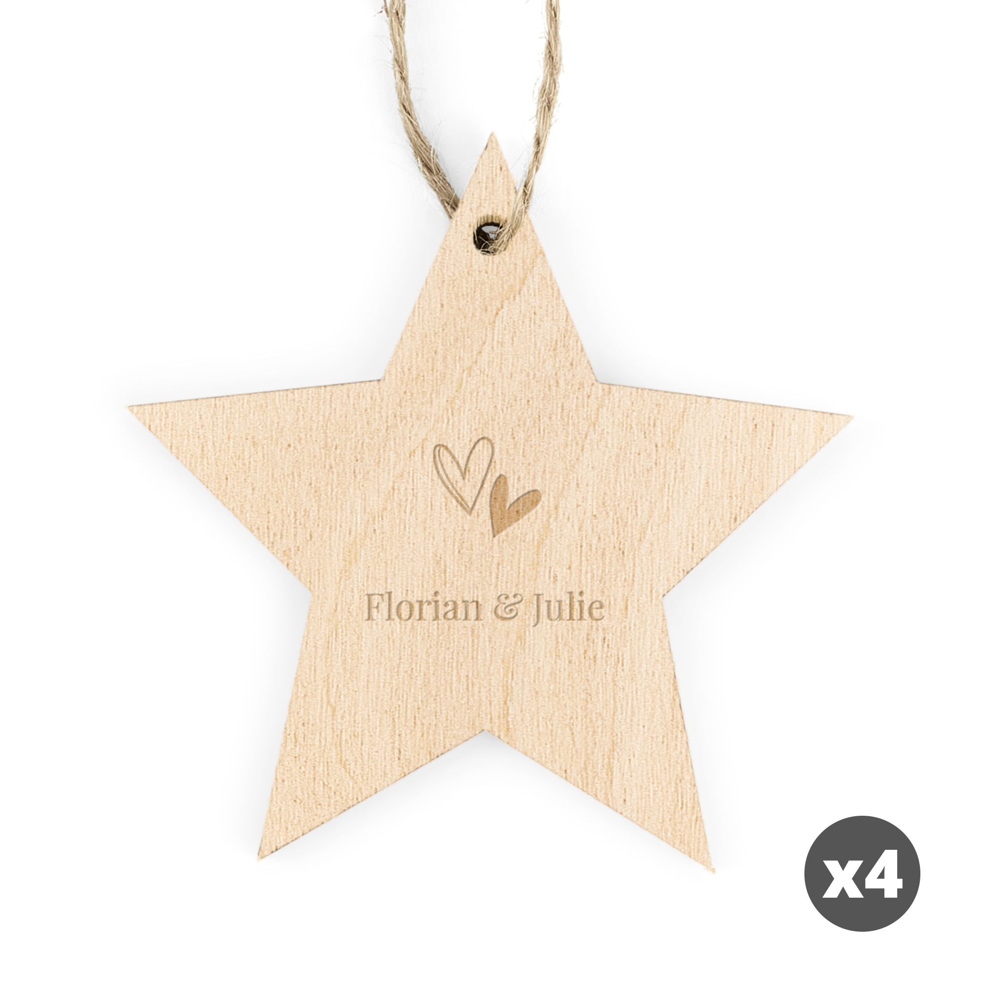 Accroche de Noël en bois clair en forme d'étoile avec des coeurs gravés et les noms Florian et Julie