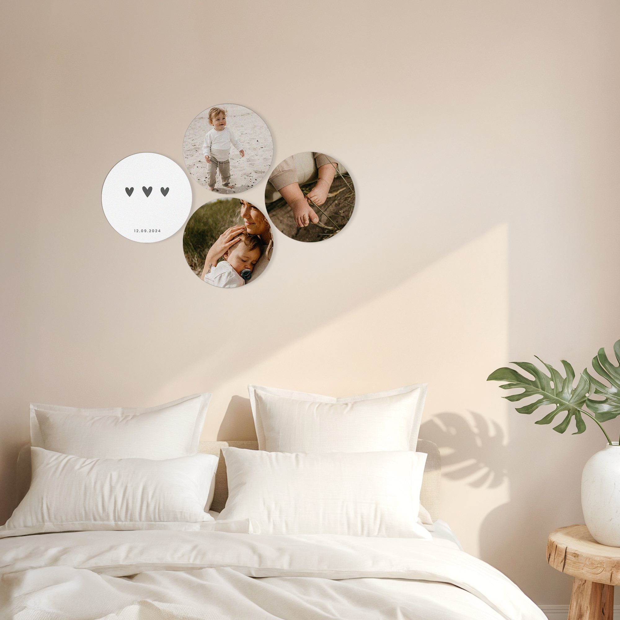 Pannelli in legno rotondi con foto stampate personalizzate: un neonato che dorme, i suoi piedini, un bambino che cammina e tre cuori neri con una data per decorare la tua parete con pannelli in legno con il tuo design