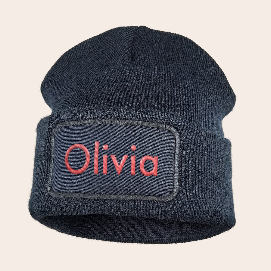 Broderad hatt Mörkblå personaliserad mössa med texten Olivia broderad i rött. Håll dig varm med en personlig mössa.