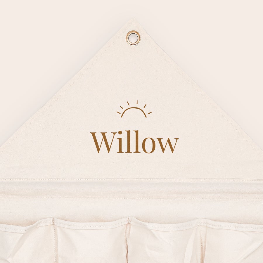 Organizador de bolsillo de tela Organizador de bolsillo de tela personalizado color crema con el nombre "Willow" impreso, sistema de suspensión y ojal metálico.
