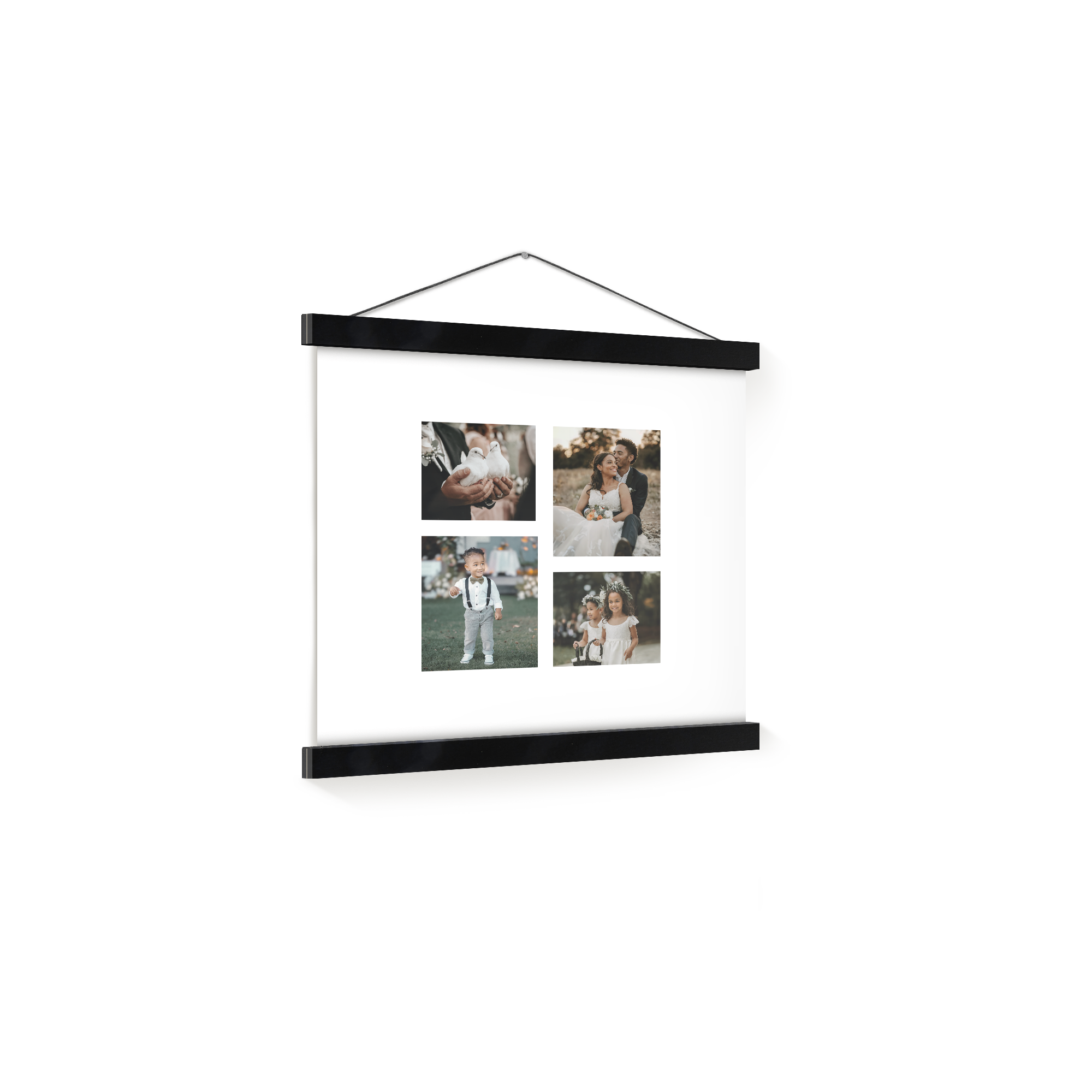 Poster personnalisé imprimé avec quatre photos de famille dans un porte-affiche magnétique noir.