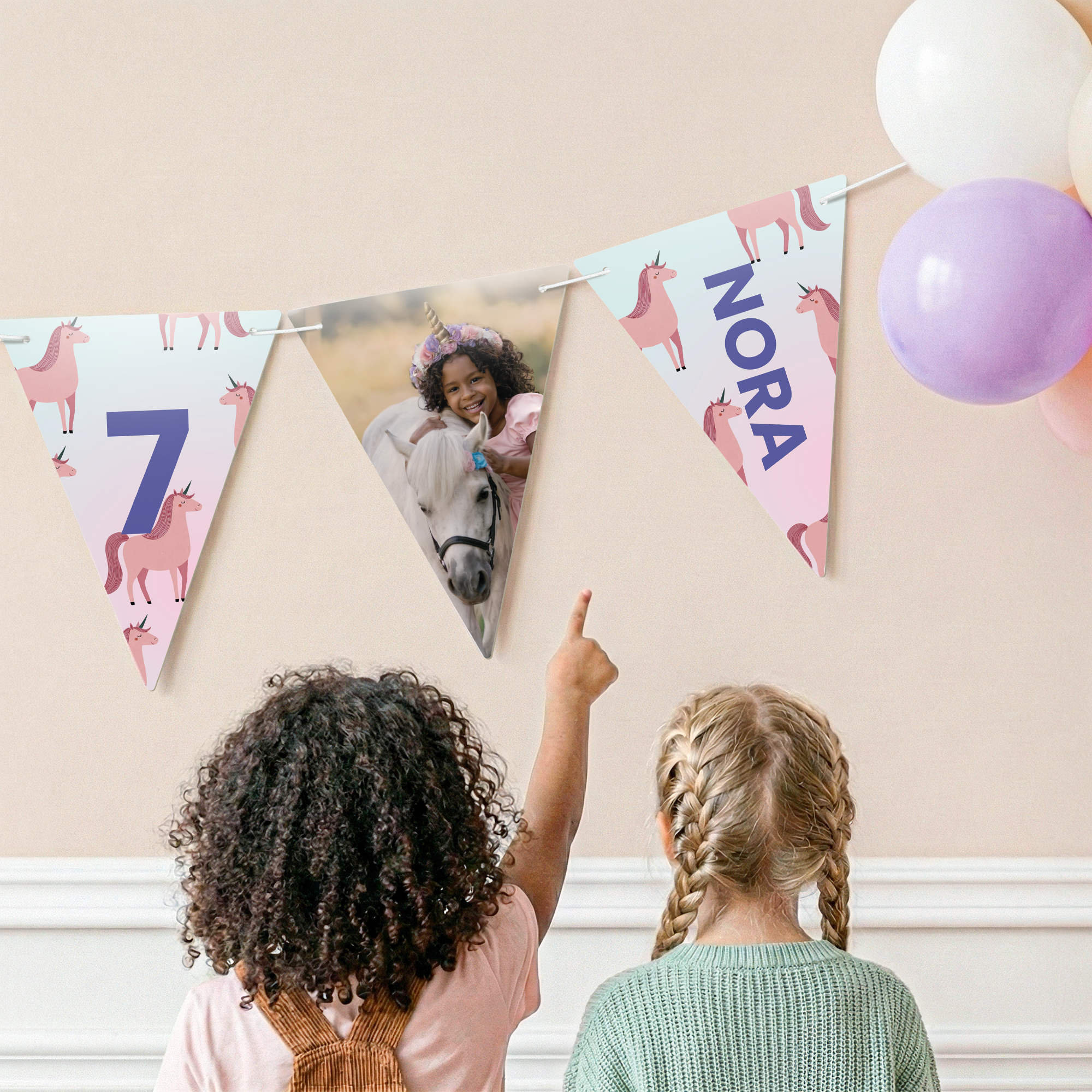 Guirlande de fanions personnalisés - Triangle - L - 10 m avec photo d'une fille, son nom Nora et le chiffre 7 imprimés
