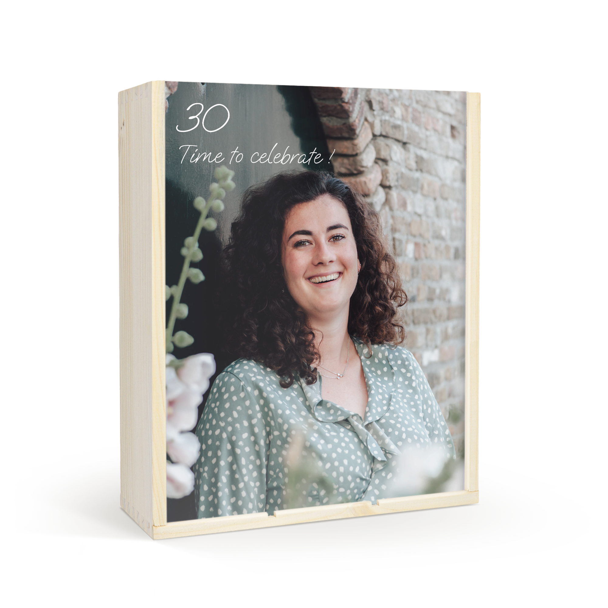 Estuche de madera de lujo con foto personalizada de una mujer sonriente, el número 30 y el texto "Time to celebrate!" impresos en la tapa.