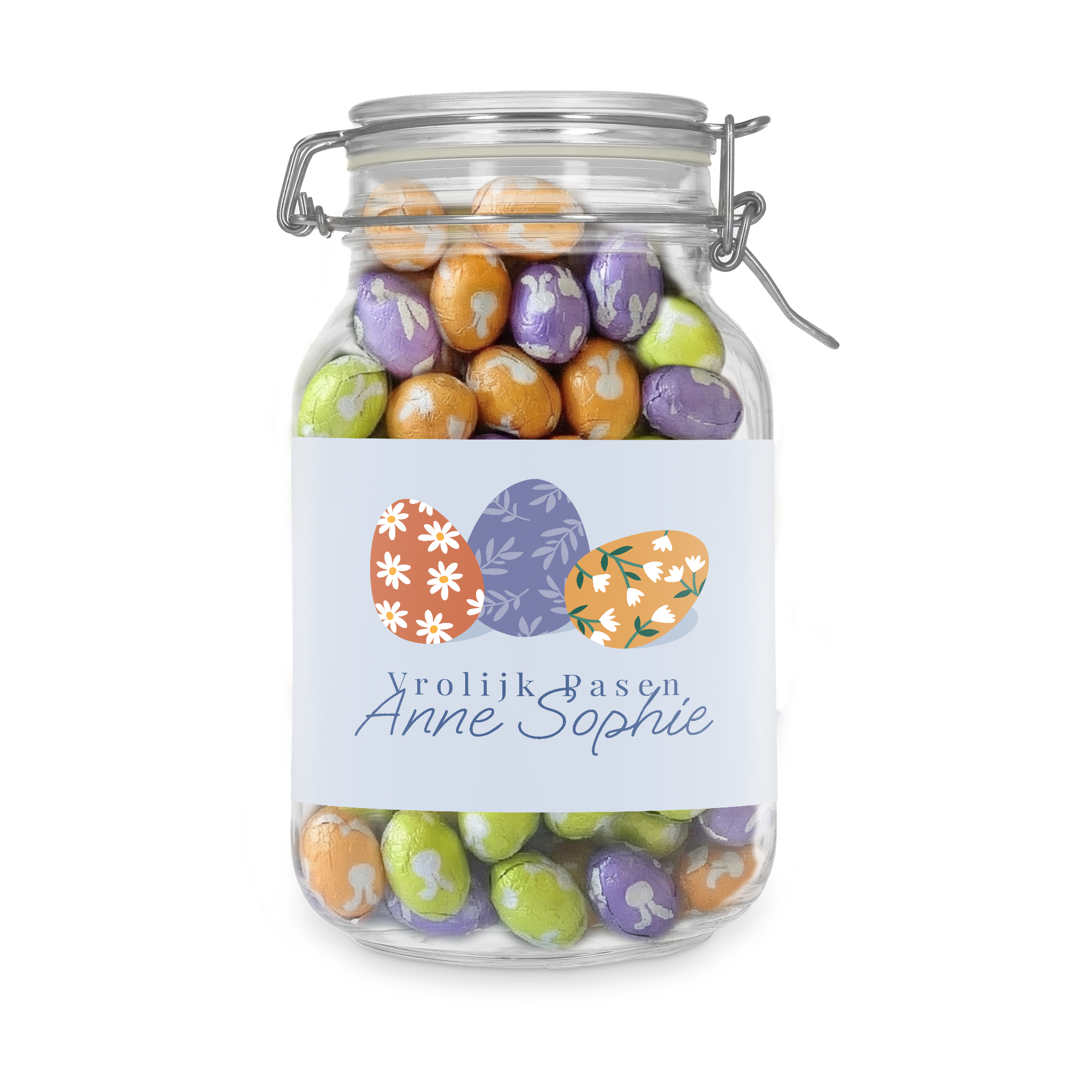 Chocolade paaseitjes in gepersonaliseerde pot - 2l met ‘Vrolijk Pasen Anne Sophie’ bedrukt label en paasdecoratie.
