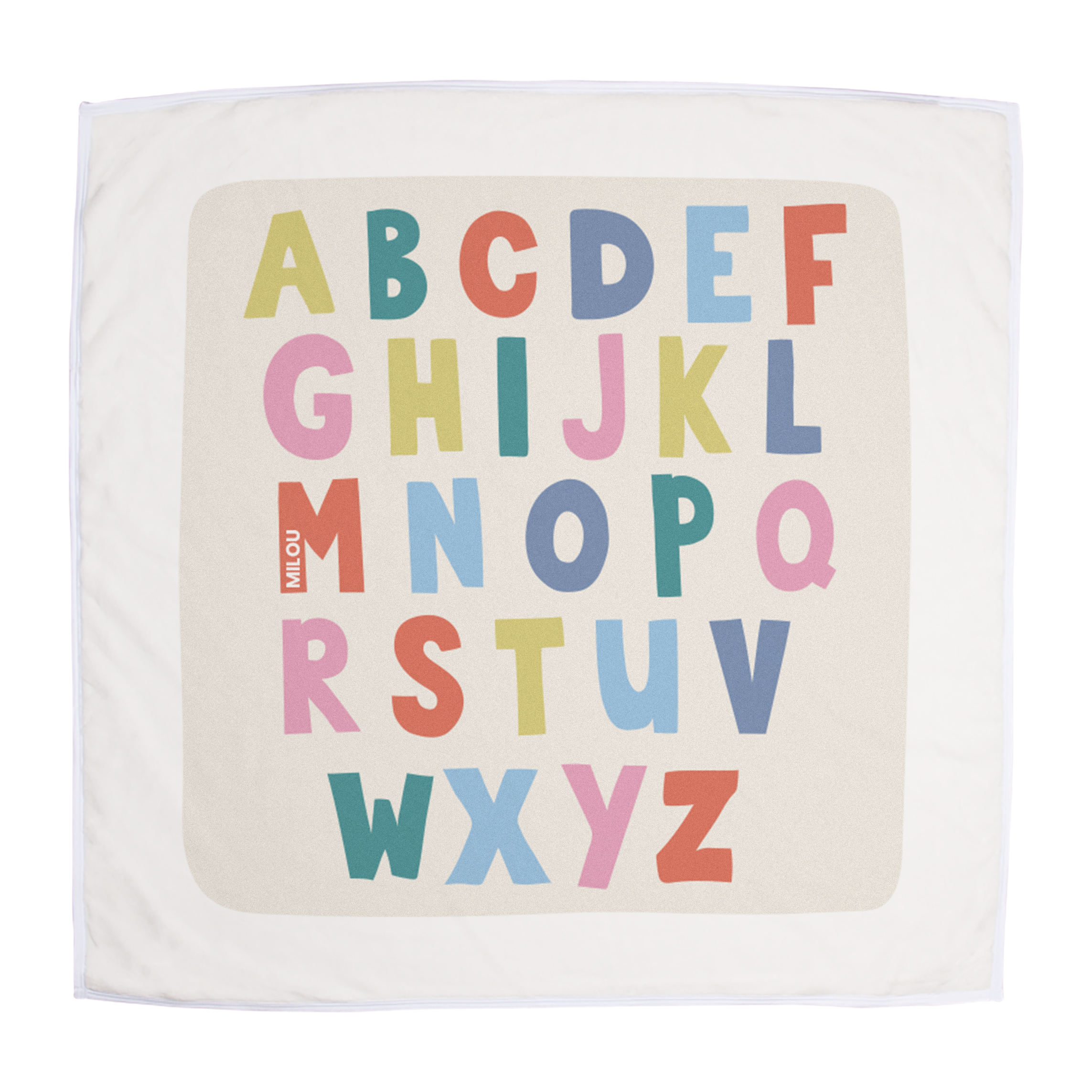 Witte babydeken met naam Milou, gepersonaliseerd met vrolijk gekleurd alfabet patroon, voor een knus kleintje