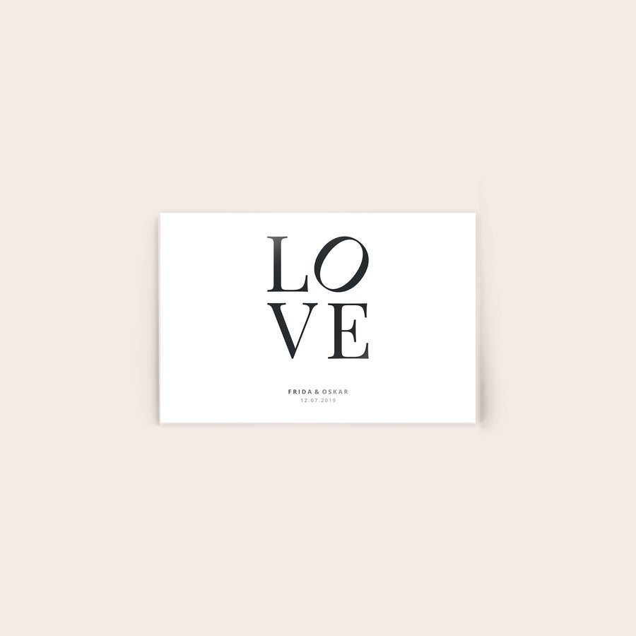 Foto på akryl Bilde på akryl med "LOVE" og navnene Frida & Oskar samt datoen 12.07.2019, som et personlig, minneverdig øyeblikk.