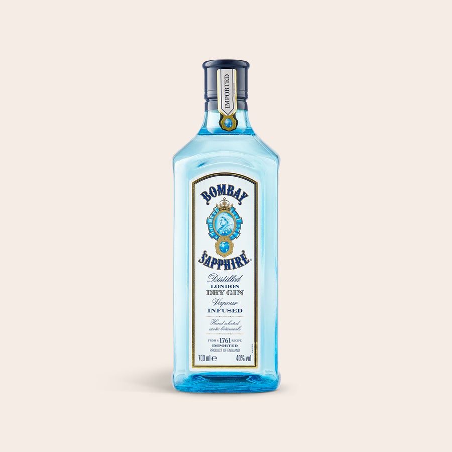Gin Bombay Sapphire v personalizovanej krabici Fľaša Ginu Bombay Sapphire na bielej etikete, prekvapenie s lahodnou fľašou Gin Bombay Sapphire v personalizovanom prípade!